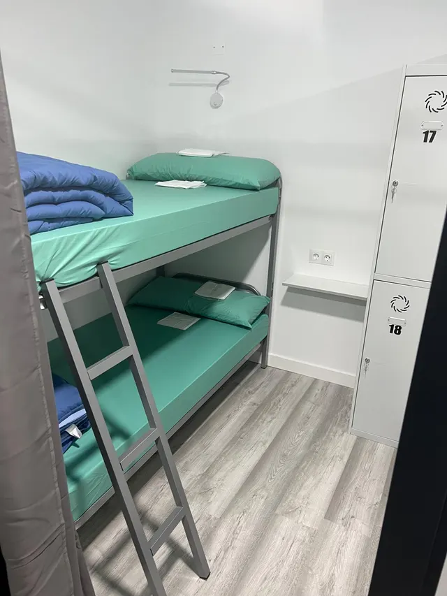 Literas en cabinas del albergue