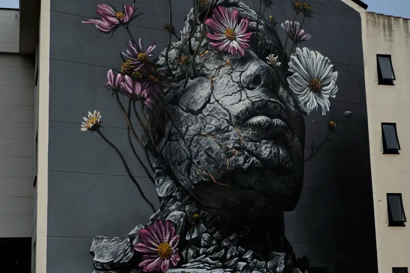 Mural Raíces, arte urbano cerca de O Albergue de Fene