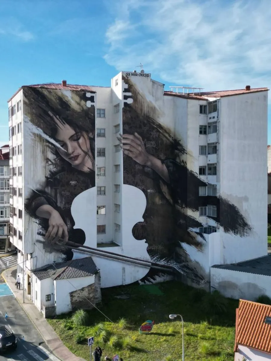 Mural La violonchelista de SFHIR en Fene, arte urbano junto al Camino Inglés