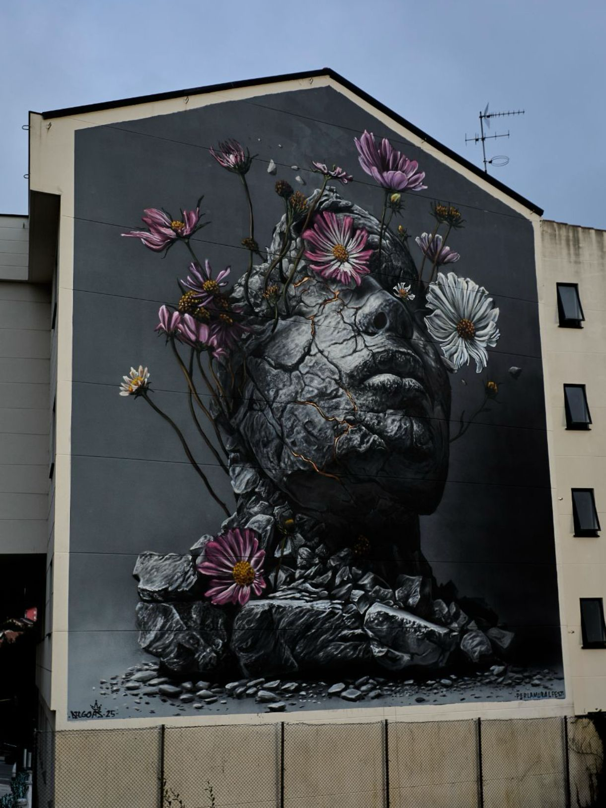 Mural Raíces, arte urbano cerca de O Albergue de Fene